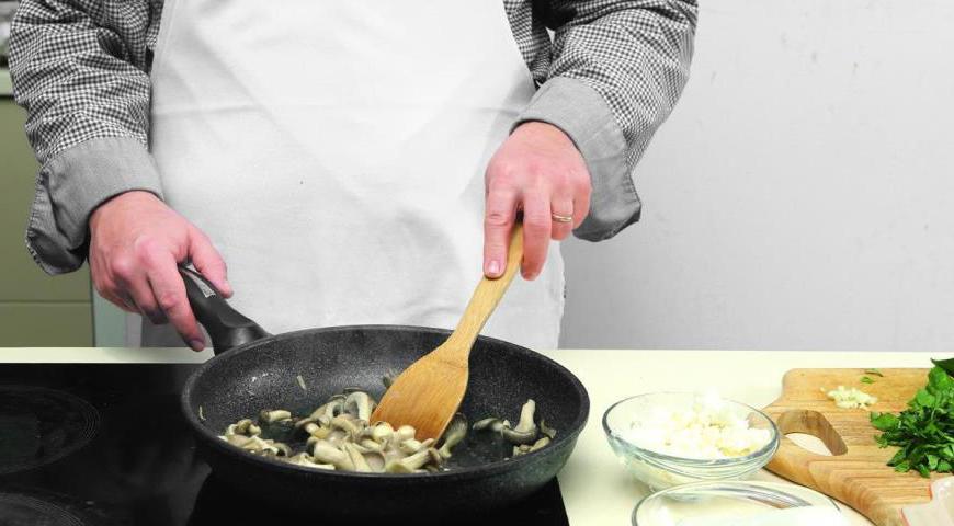 Разогрейте масло в сковороде. Добавьте грибы и жарьте их на среднем огне, периодически помешивая, пока они не станут золотистыми. Добавьте чеснок, петрушку, тимьян, посолите и поперчите. Продолжайте готовить еще 1–2 минуты.