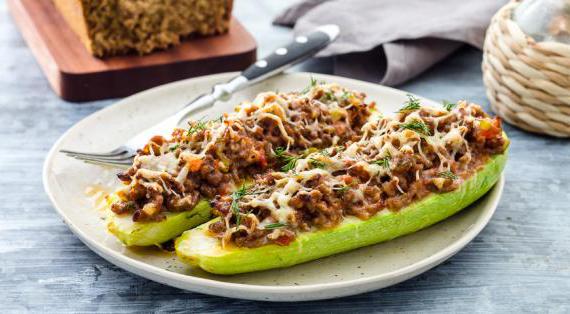 Запеченные кабачки с мясной начинкой