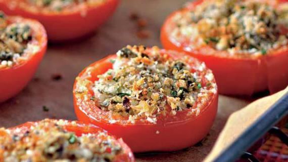 Сочные запеченные помидоры в прованской стиле с анчоусами и каперсами