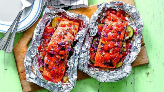 Запеченный лосось с овощами в фольге: простой рецепт для вкусного ужина