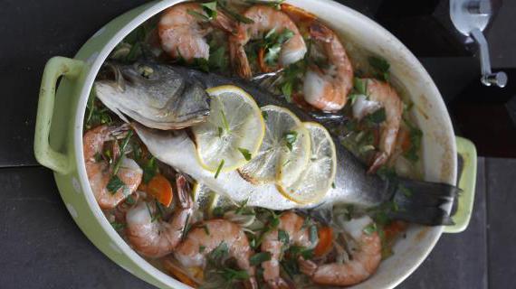 Запеченный сибас с креветками и овощами: рецепт для гурманов