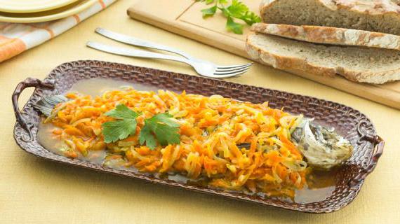 Запеченный судак с морковью и луком