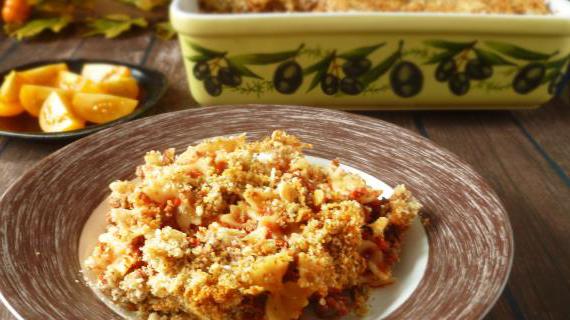 Запеканка с фарфалле и мясным фаршем под сырно-чесночной корочкой