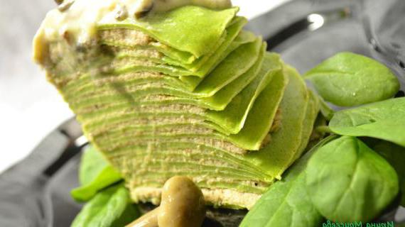 Зелёный блинный торт с мясом и ароматным грибным соусом