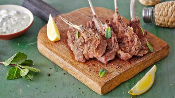 Жареная баранья корейка с кисло-сладким йогуртовым соусом
