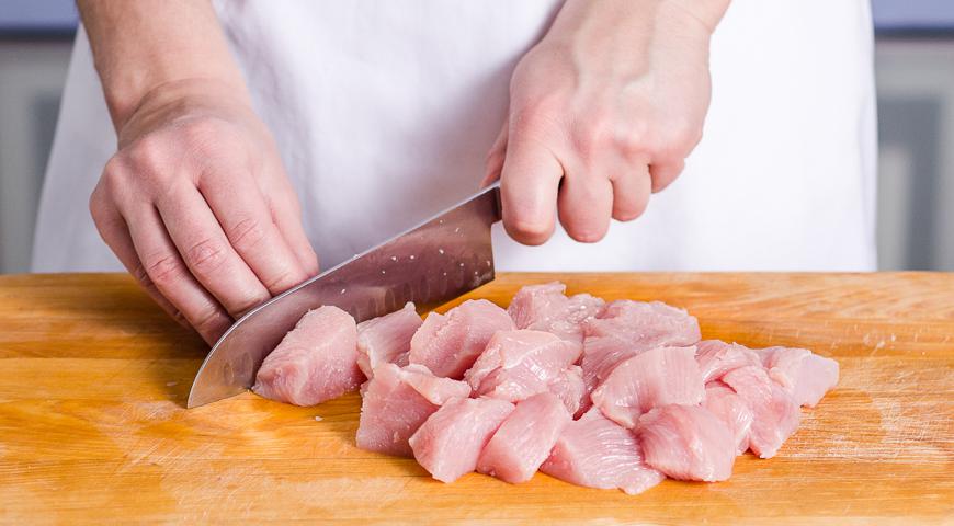 Тщательно освободите мясо индейки от лишних пленок и жира, аккуратно обсушите его бумажными полотенцами. Нарежьте филе небольшими кусочками - можно в форме кубиков или тонкими пластинами. Переложите подготовленное мясо в глубокую миску.