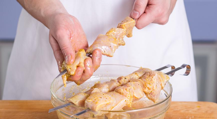 Нанизывайте маринованную индейку на предварительно смазанные антипригарным составом шампуры. Обжаривайте над раскаленными углями около 13-16 минут, периодически переворачивая для достижения равномерной прожарки. Готовые шашлычки из индейки украсьте свежей рубленой зеленью перед подачей.