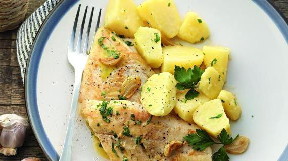 Жареный хек с чесноком и петрушкой