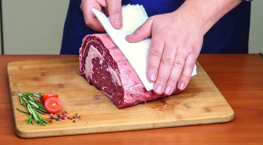 Тщательно обсушите мясо бумажными полотенцами. Важно не мыть его перед приготовлением и сохранить верхний жировой слой, так как он обеспечивает правильный вкус и текстуру при жарке.
