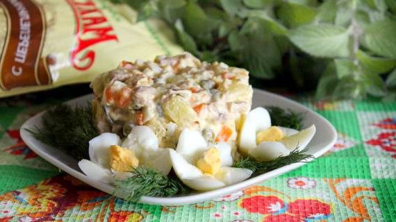 Зимний праздничный салат с говядиной, каперсами и овощами