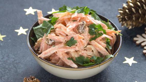 Зимний салат из моркови с орехами и йогуртовой заправкой