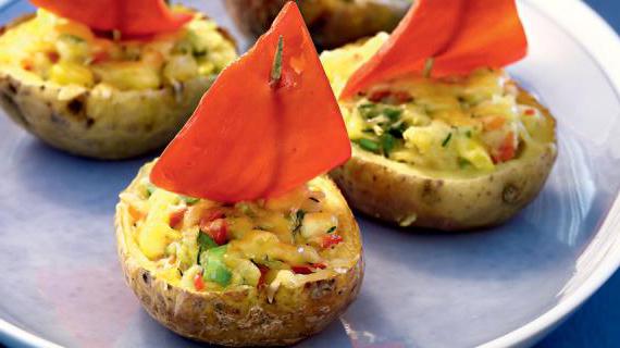 Золотистые фаршированные картофельные лодочки с сыром и овощами